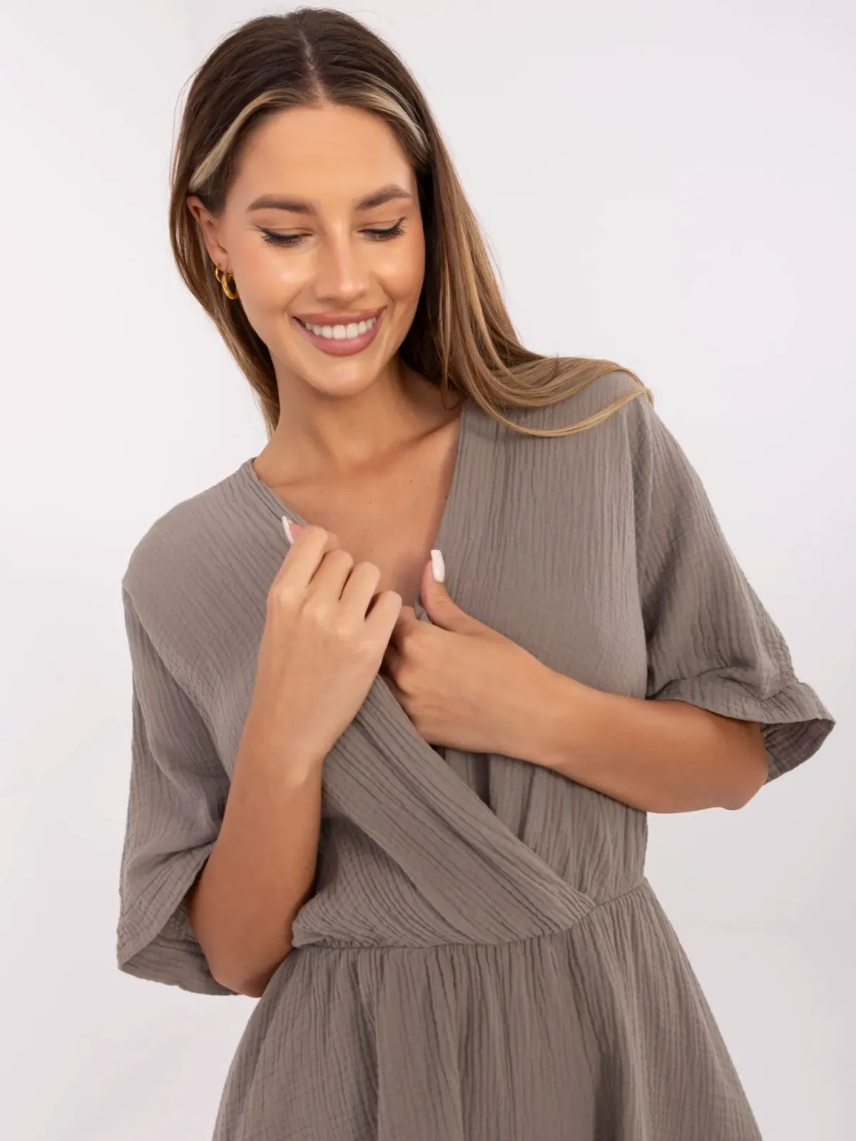 Krótki kombinezon z kopertowym dekoltem i rękawami - zdjęcie 1