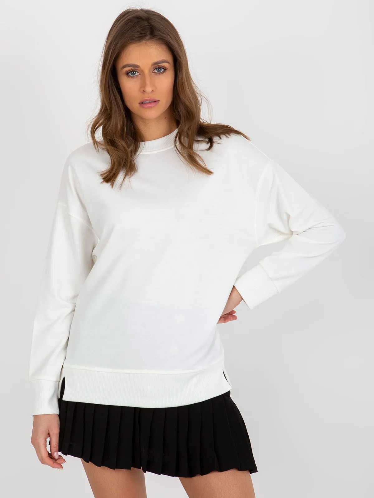 Ecru luźna bluza bez kaptura z rozcięciami - zdjęcie 3