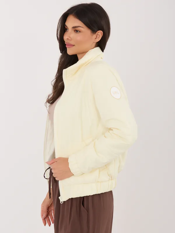 Krótka kurtka pikowana z wysokim kołnierzem