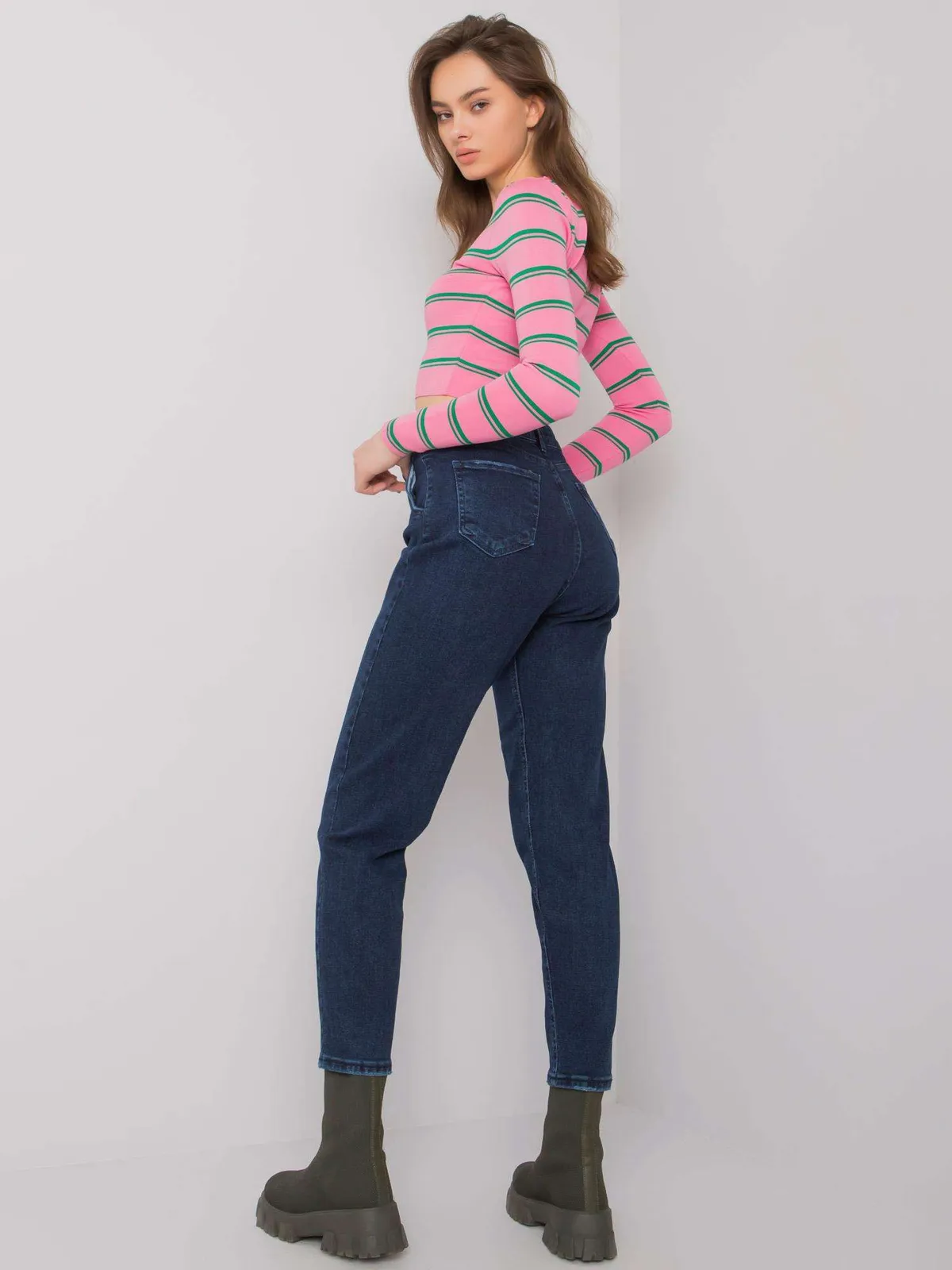 Ciemnoniebieskie damskie spodnie mom jeans - zdjęcie 2