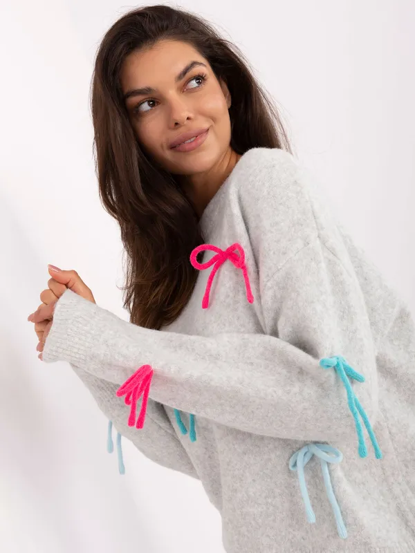 Sweter o luźnym kroju z dekoracyjnymi kokardkami
