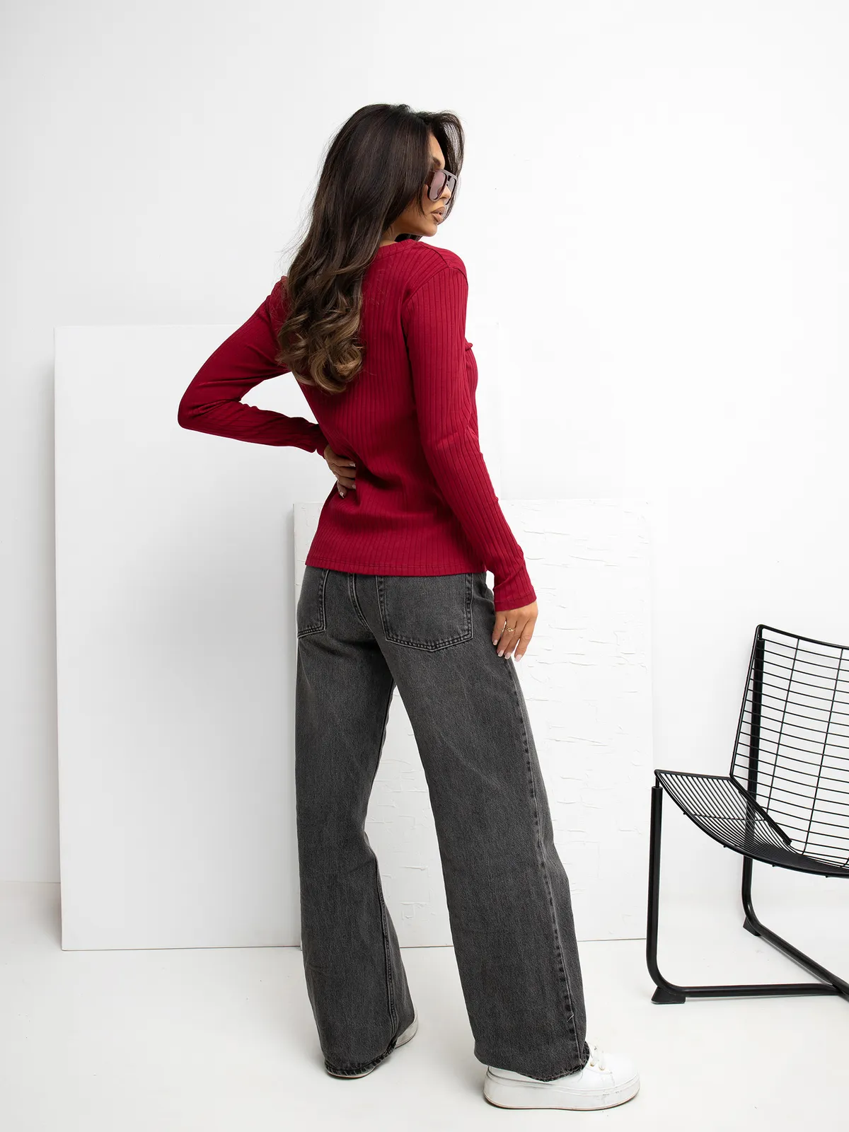 Dopasowana prążkowana bluzka z dekoltem w serek - zdjęcie 1