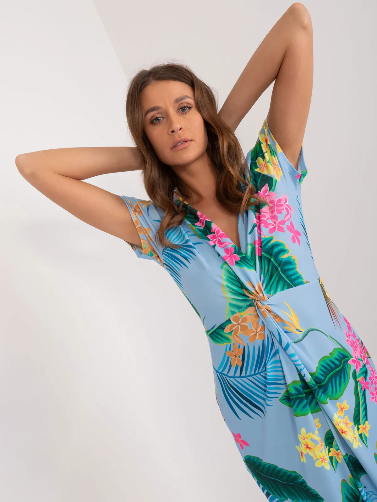 Dopasowana sukienka midi z ozdobnym węzłem i rozcięciem - zdjęcie 1