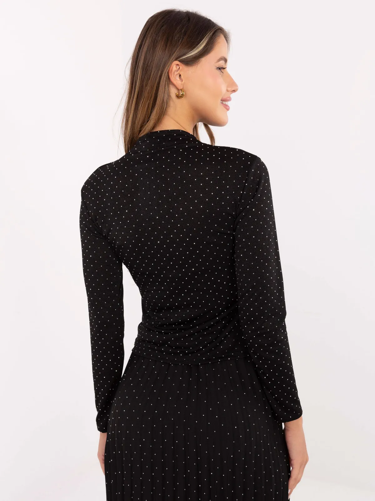 Dopasowana bluzka z półgolfem w drobne kropki - zdjęcie 1