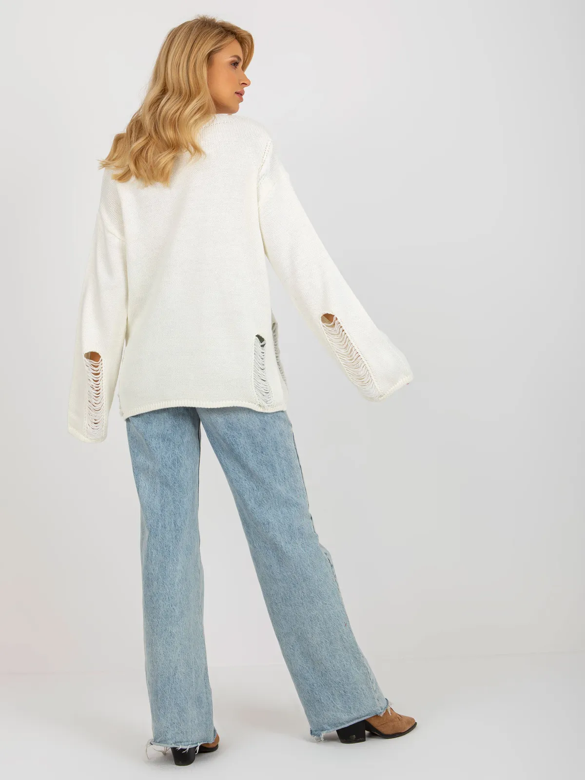 Ecru sweter oversize z szerokim rękawem i dziurami - zdjęcie 6