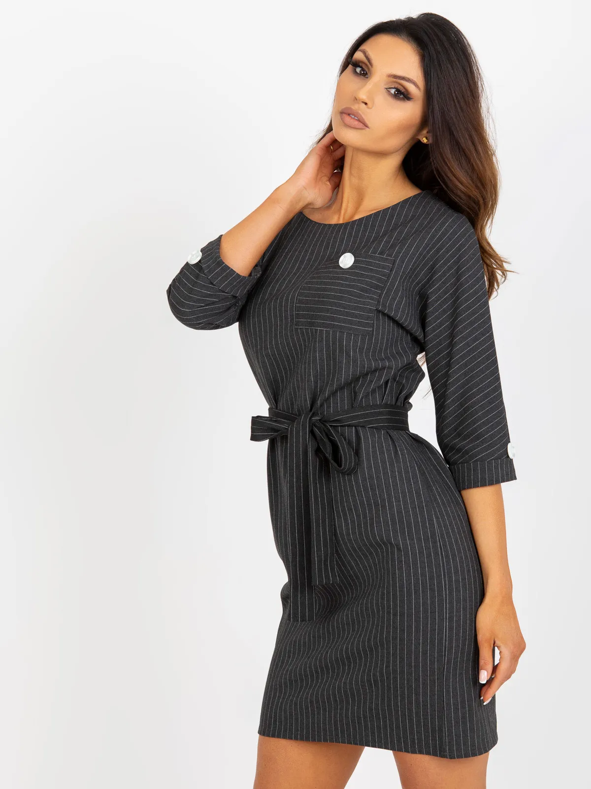 Szara ołówkowa sukienka plus size w paski z rękawem 3/4 - zdjęcie 1
