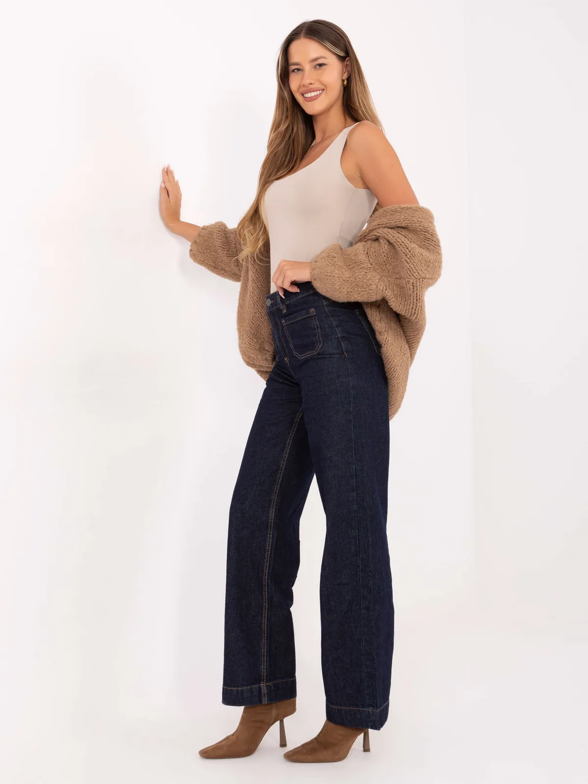 Spodnie jeansowe o kroju wide leg z kieszeniami - zdjęcie 4