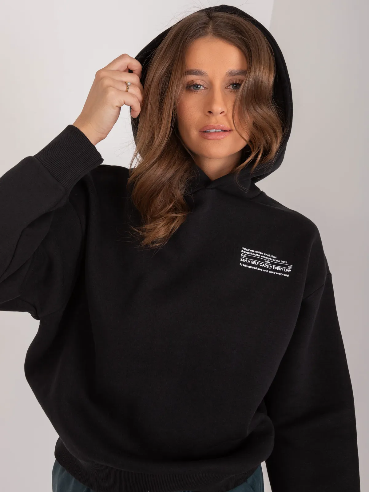 Bluza oversize z kapturem i napisem - zdjęcie 2