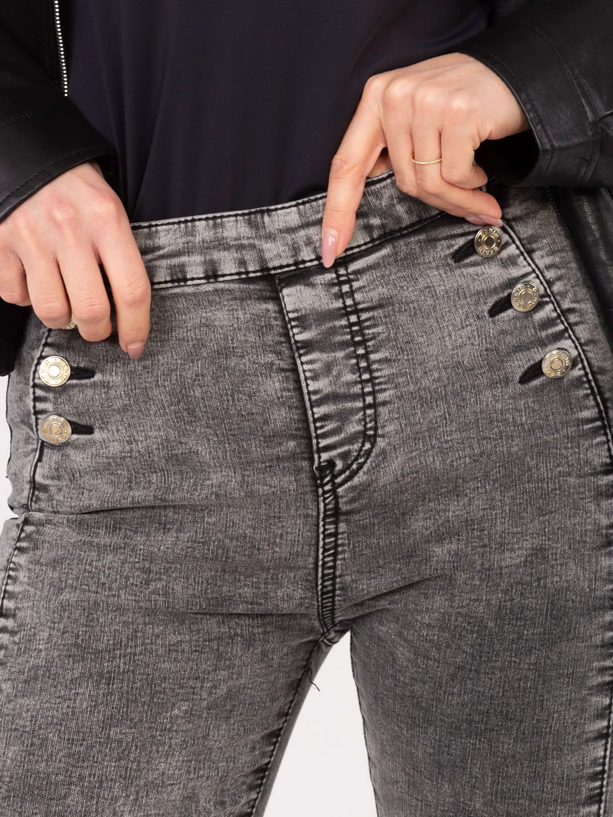 Ciemnoszare jeansy damskie skinny z ozdobnymi guzikami - zdjęcie 3