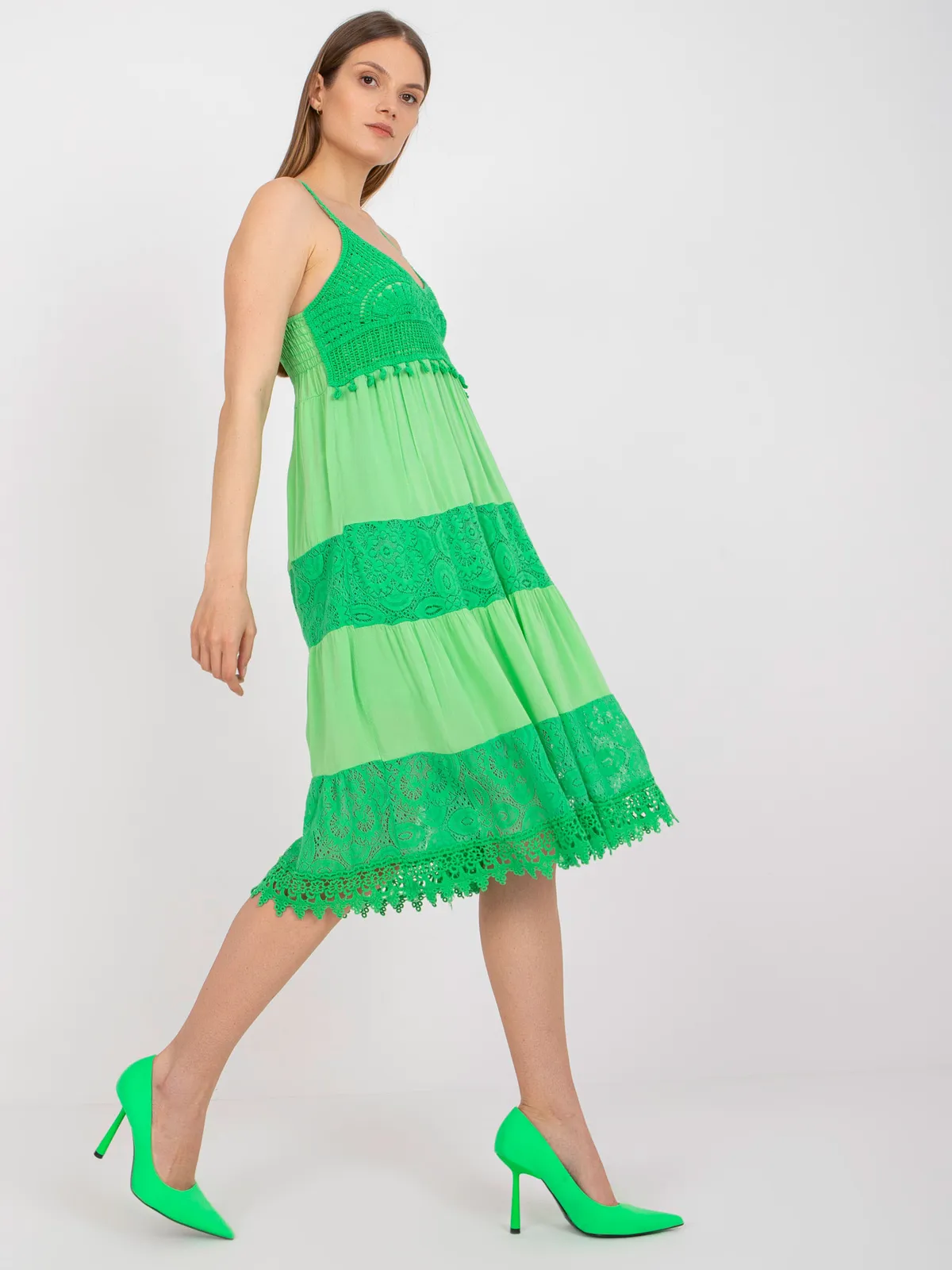 Sukienka midi w klimacie boho z koronkowymi zdobieniami - zdjęcie 1