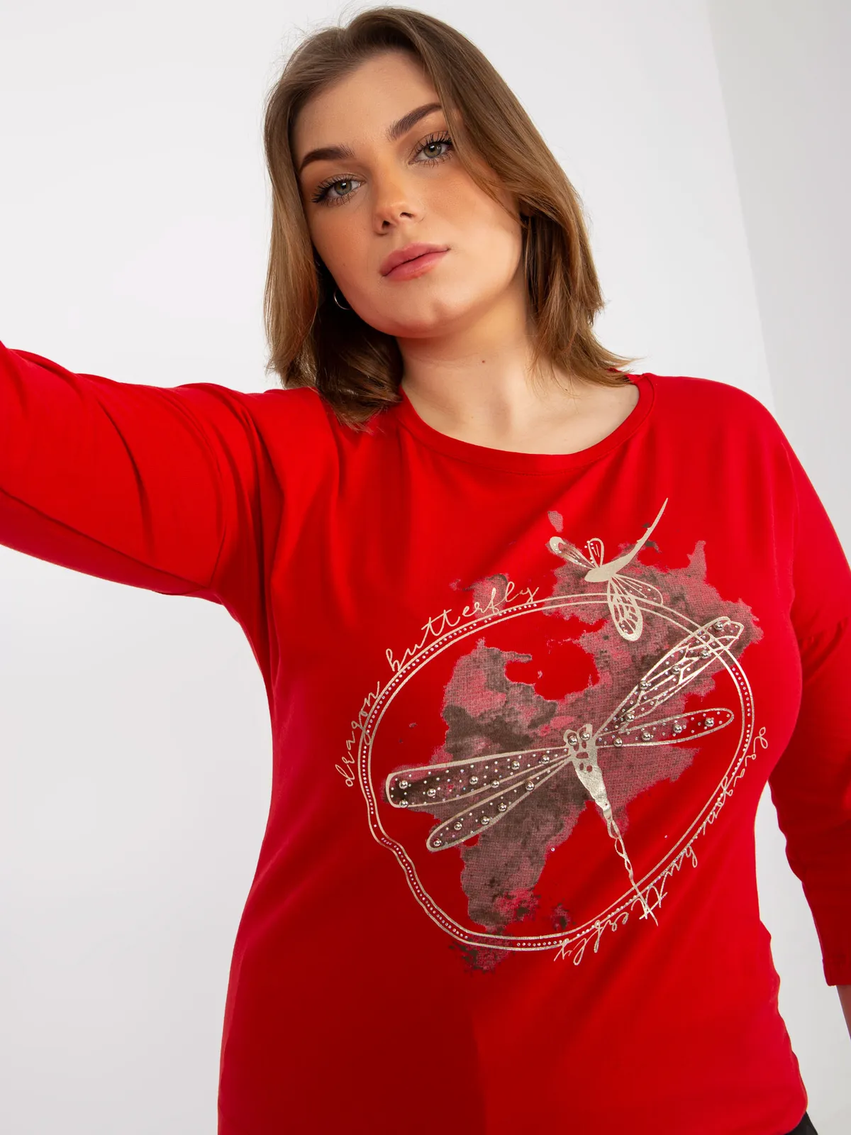 Czerwona bluzka plus size z rękawem 3/4 i nadrukiem - zdjęcie 4