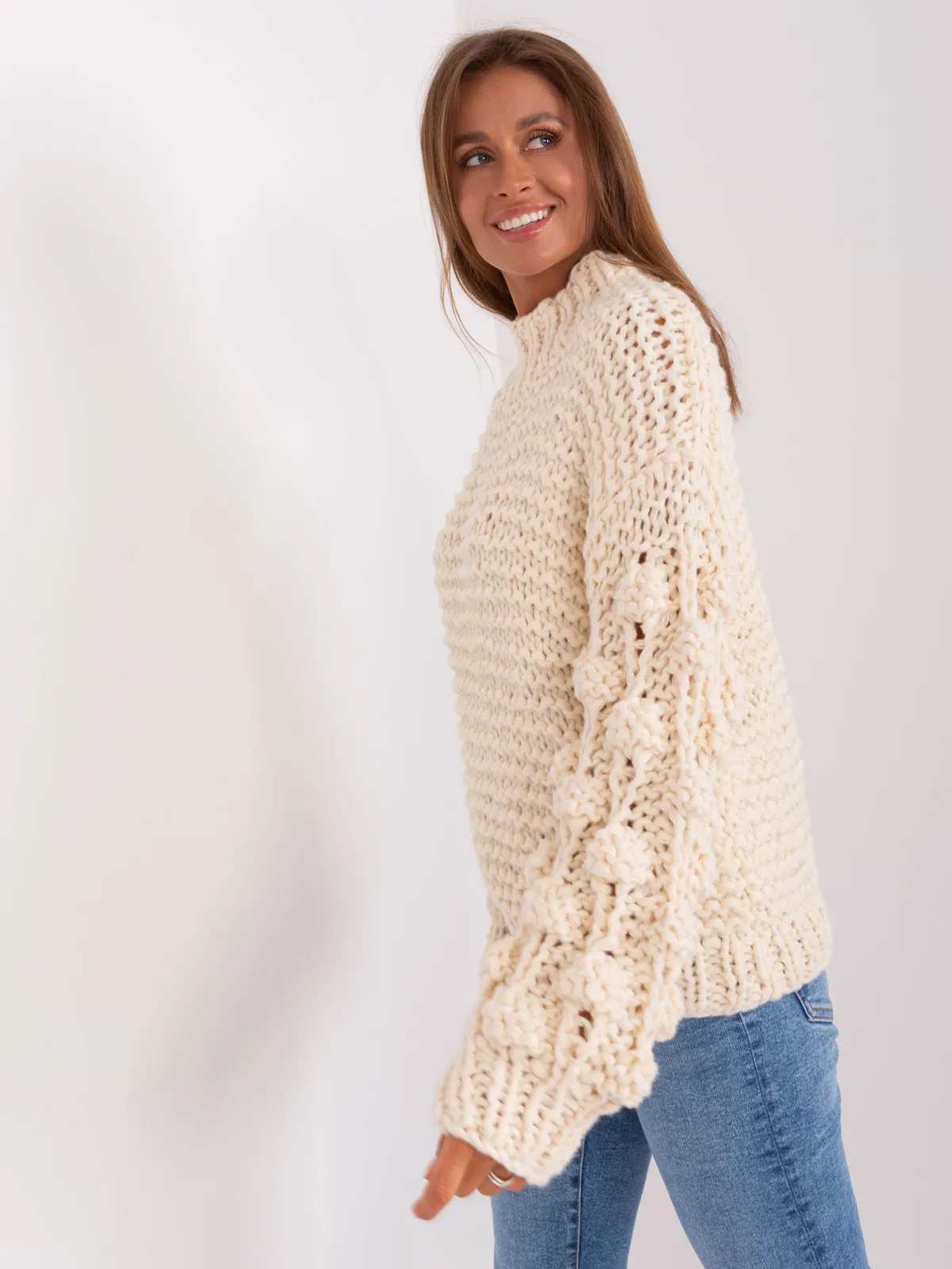 Fioletowy sweter oversize z bufiastym rękawem - zdjęcie 7