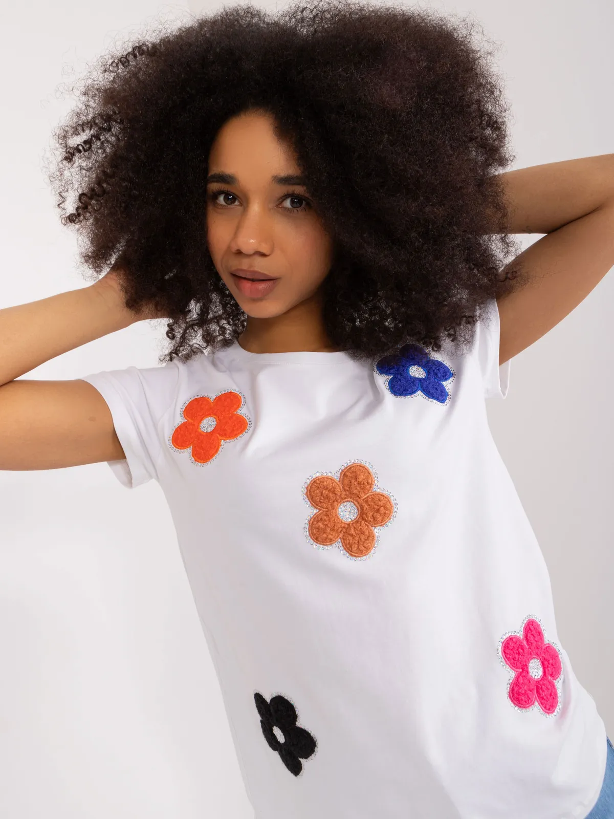 T-shirt oversize z naszytymi kwiatowymi aplikacjami - zdjęcie 1