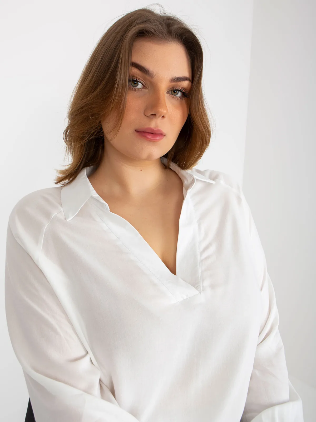 Czarna koszulowa bluzka plus size z wiskozy - zdjęcie 1