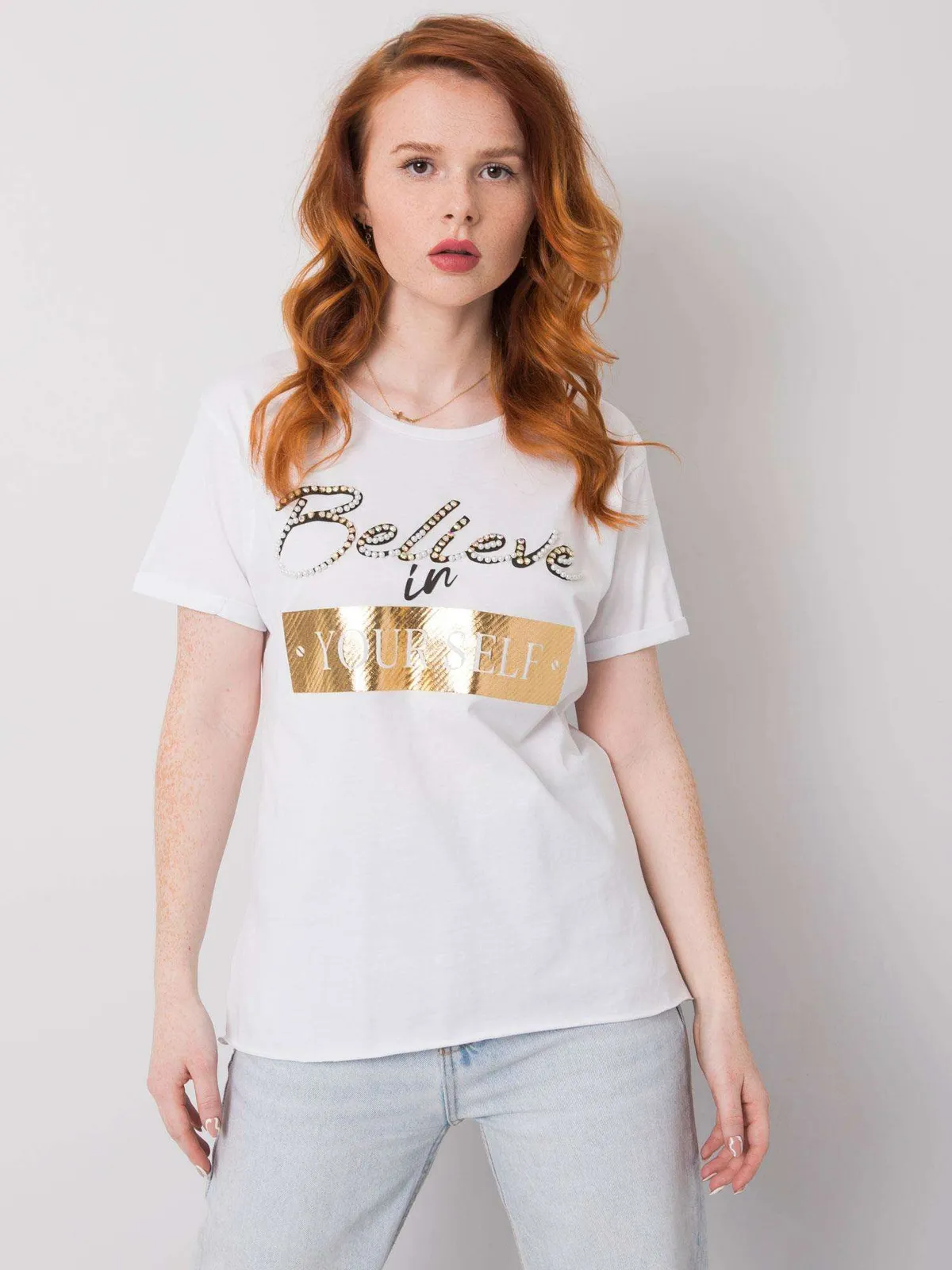 Biały t-shirt bawełniany z nadrukiem i aplikacją - zdjęcie 3