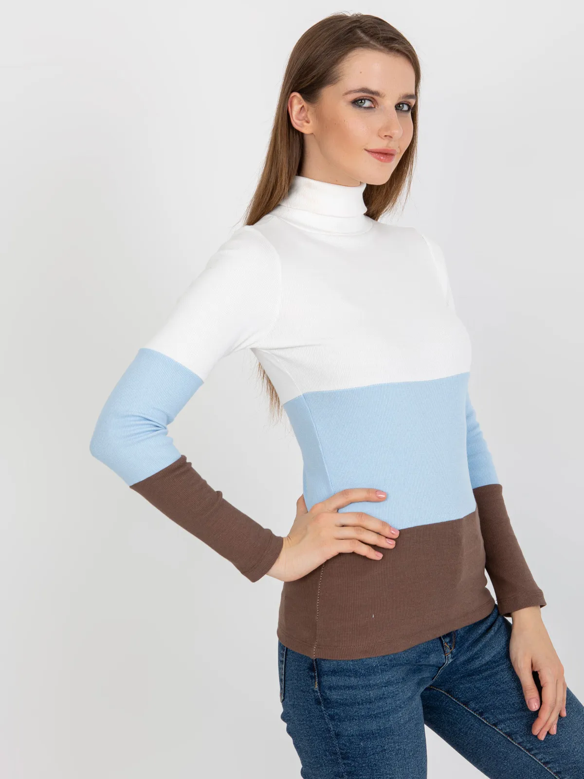 Ecru-jasnoniebieska bluzka basic z golfem w prążek - zdjęcie 1