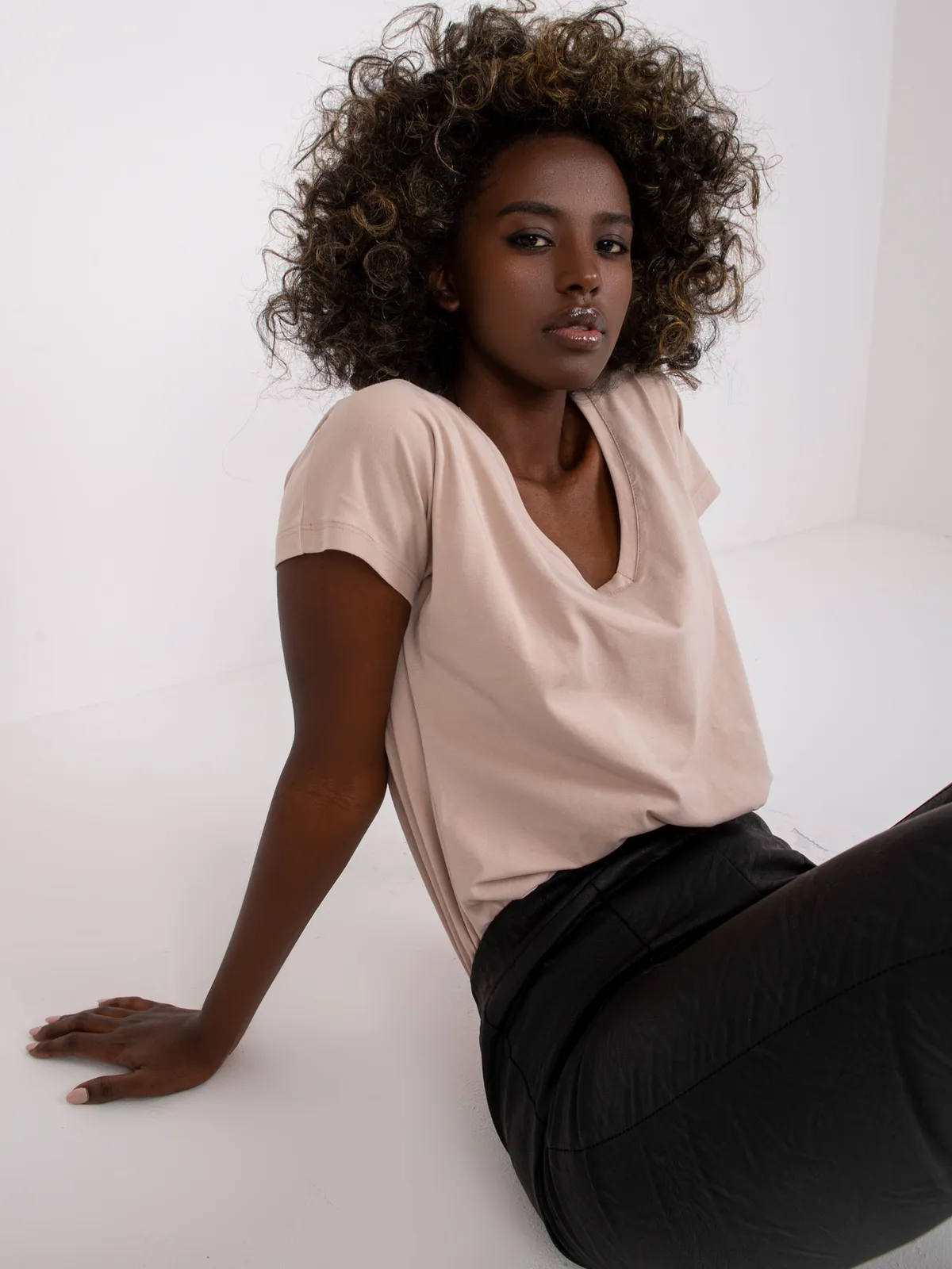 Klasyczny T-shirt z głębokim dekoltem w serek - zdjęcie 1