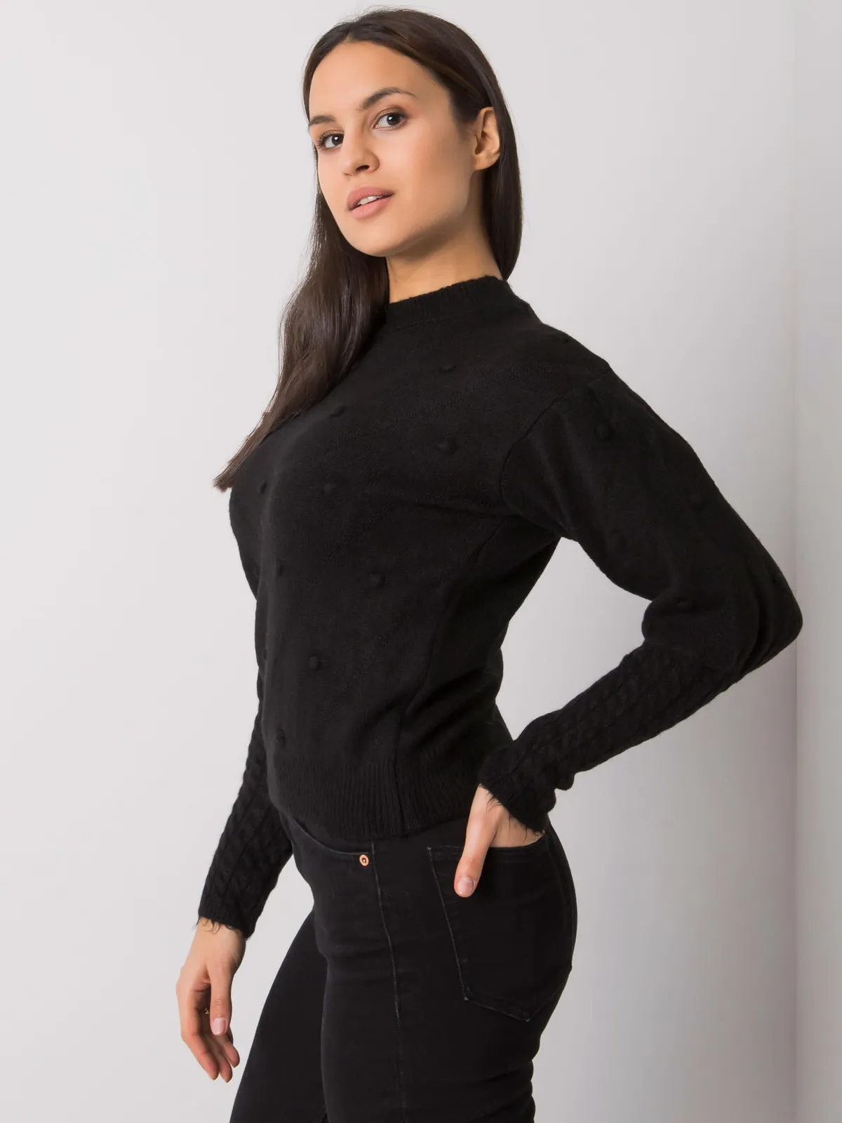 Klasyczny sweter z ozdobnymi wypukłymi detalami - zdjęcie 1