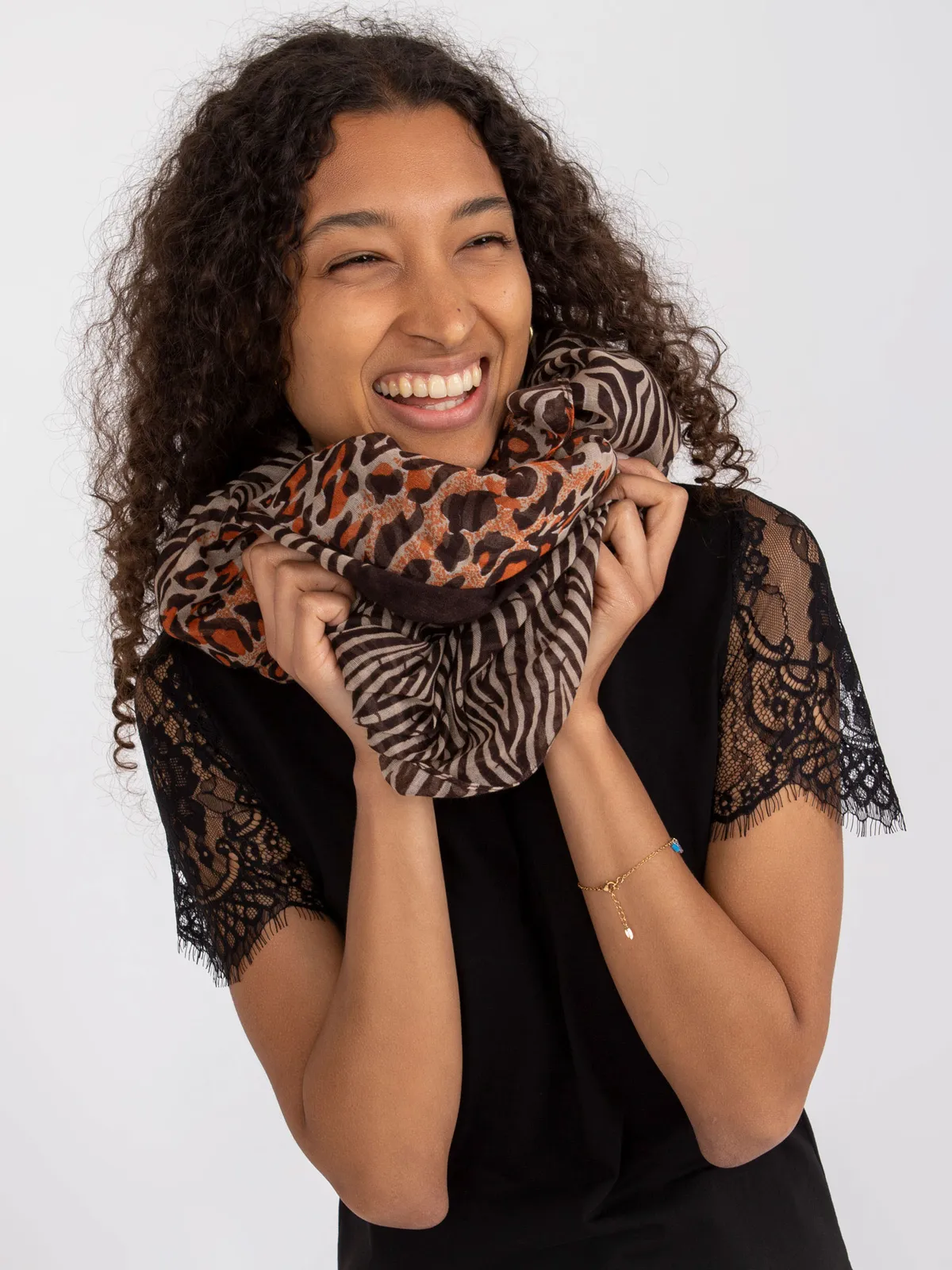 Wzorzysty komin o swobodnym kroju typu casual - zdjęcie 1