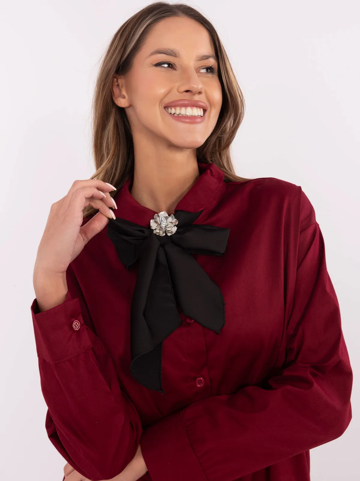 Koszula wizytowa z ozdobną broszką i wiązaniem - zdjęcie 1