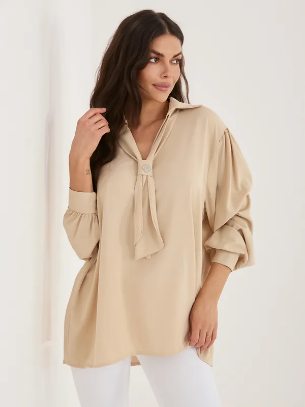 Elegancka koszula z ozdobną broszką i wiązaniem - widok 2