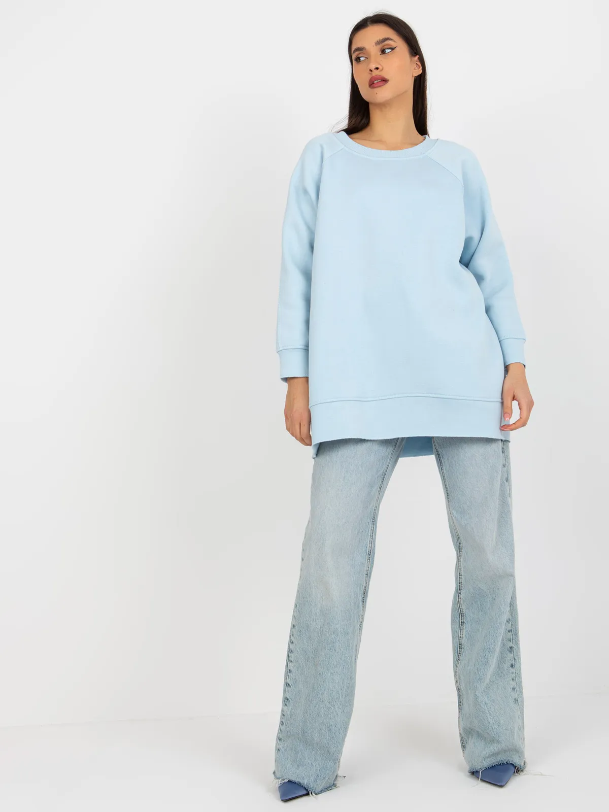 Jasnoniebieska dresowa bluza basic bez kaptura - zdjęcie 2