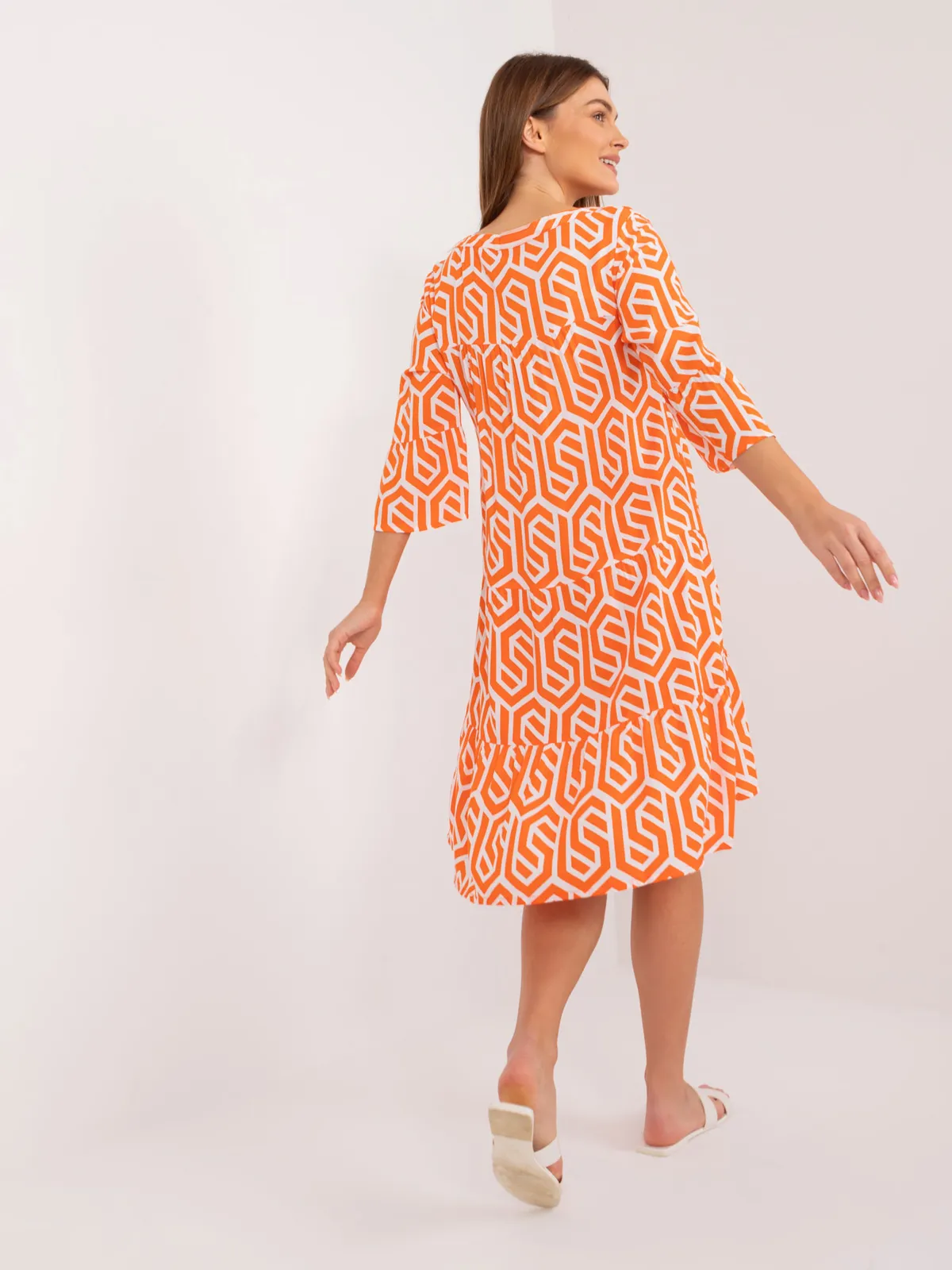 Sukienka midi o kroju oversize z falbanami - zdjęcie 1