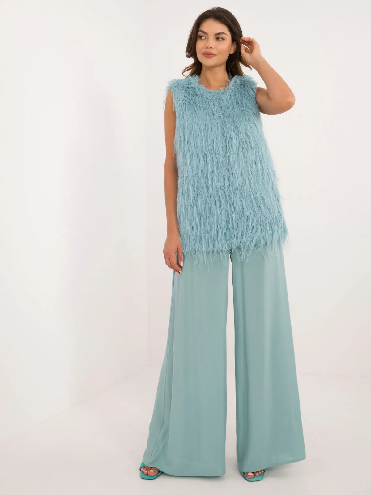 Efektowna kamizelka z futrzanym wykończeniem w stylu glamour - zdjęcie 1