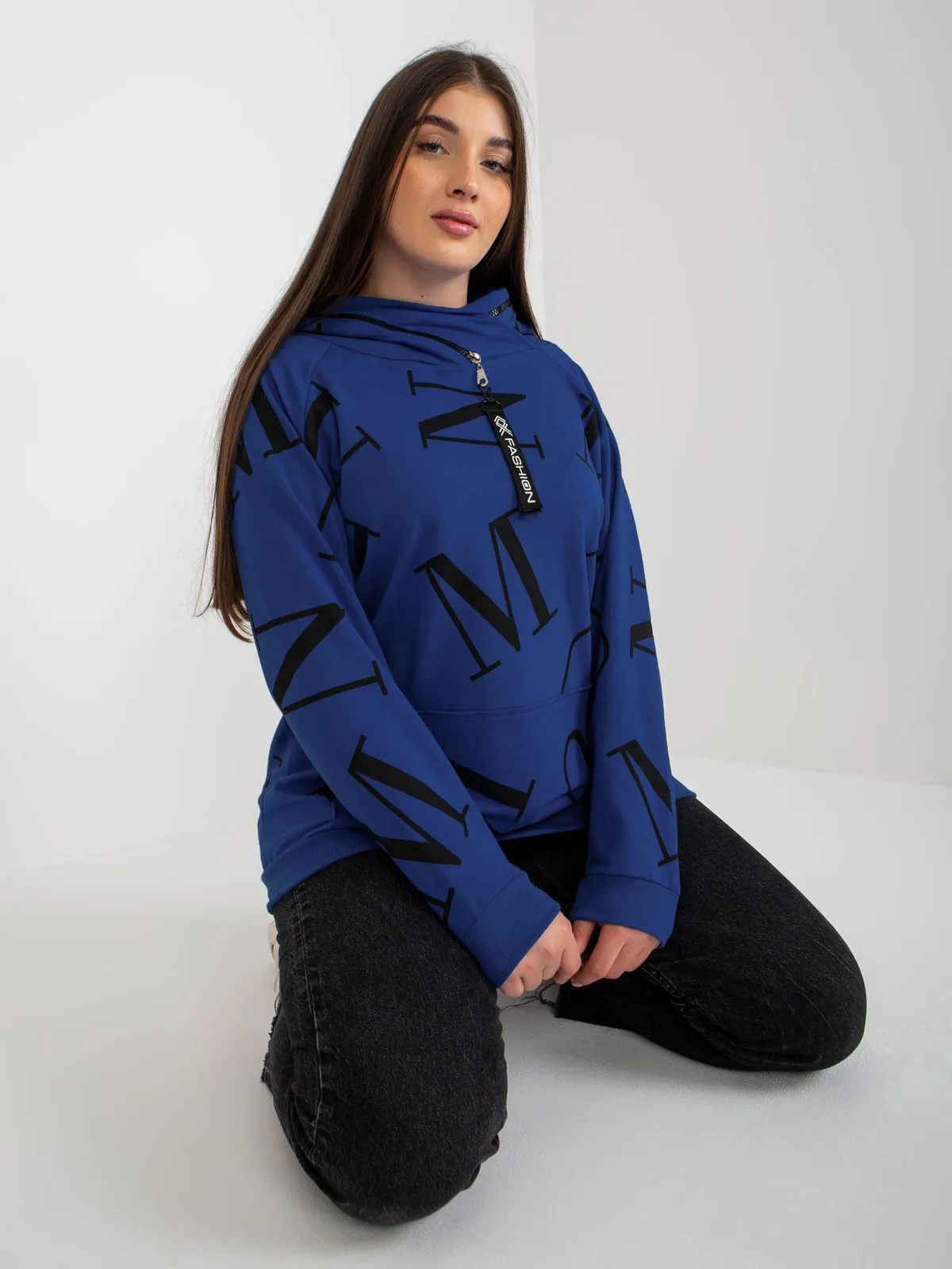 Ciemnoniebieska damska bluza plus size z literami - zdjęcie 3