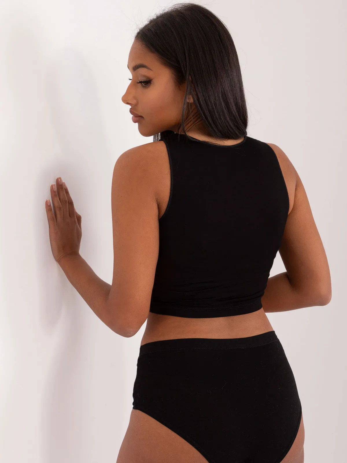 Krótki top typu crop z ozdobnymi wycięciami - zdjęcie 1