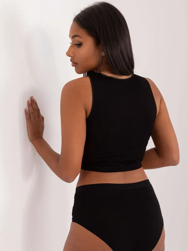 Krótki top typu crop z ozdobnymi wycięciami