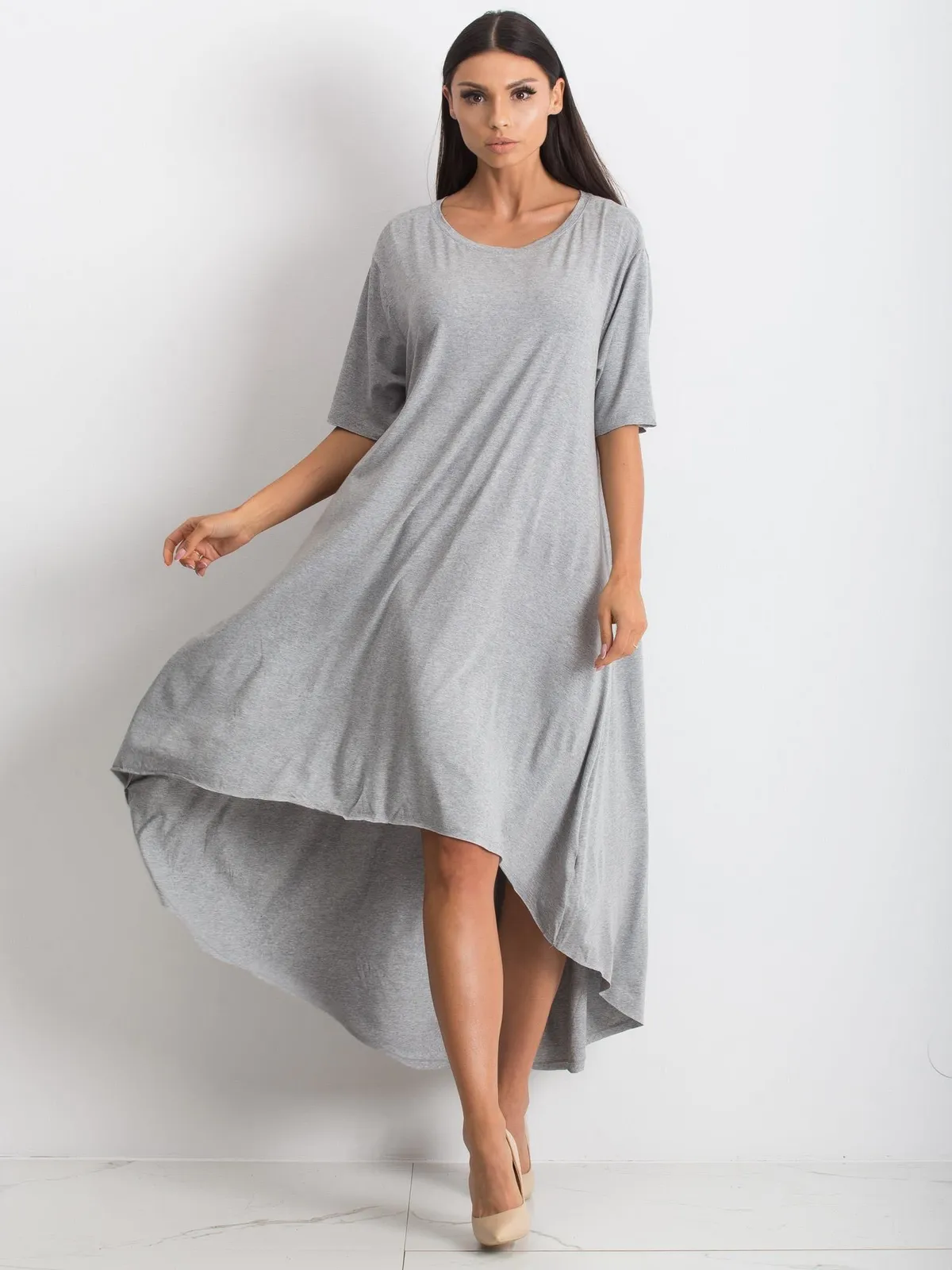 Szara sukienka oversize - zdjęcie 2