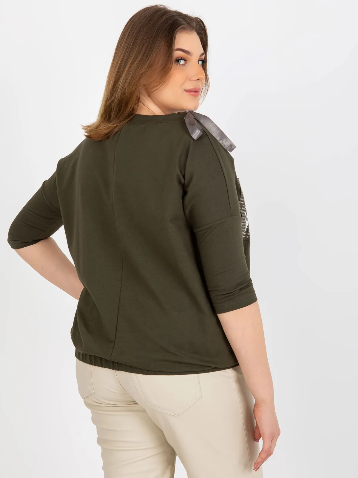Khaki bluzka plus size z aplikacją i wiązaniem - zdjęcie 1