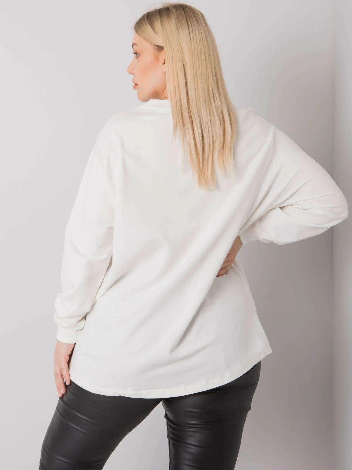Szara melanżowa bluzka plus size z napisem - zdjęcie 2