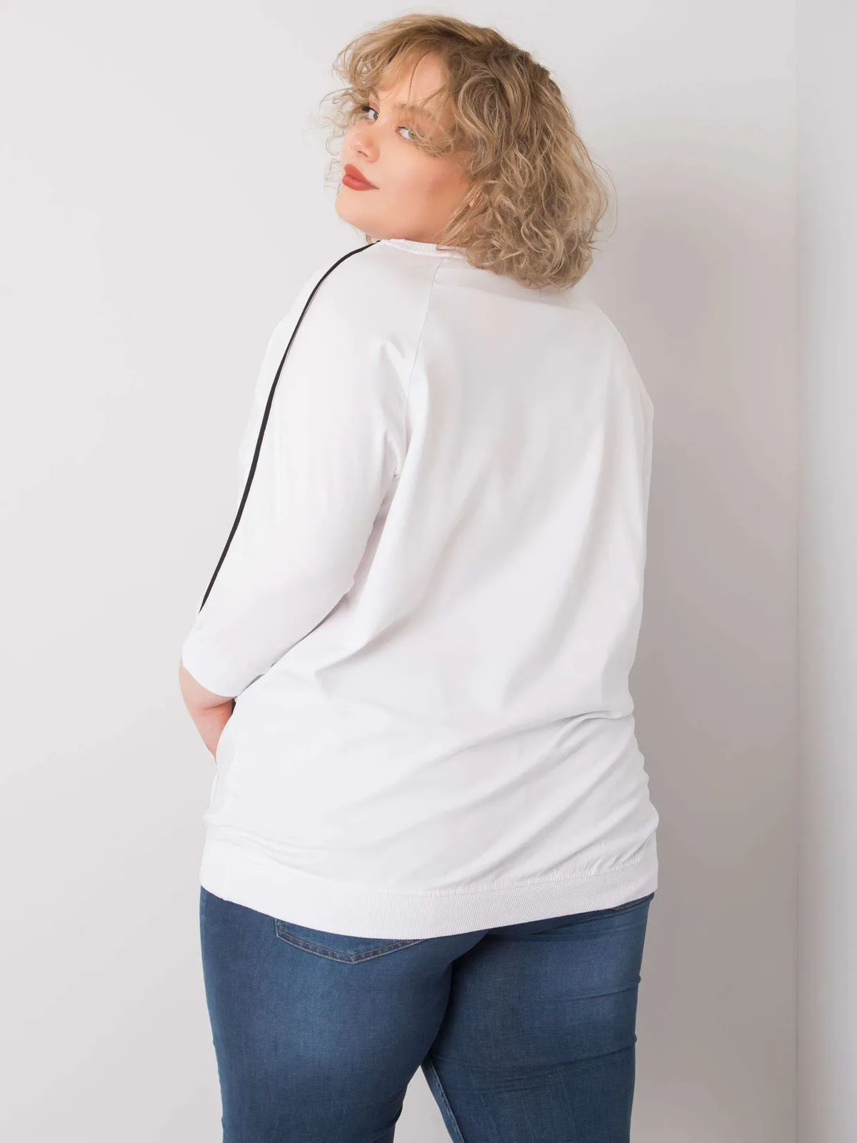 Biała bluzka plus size z kieszenią i aplikacjami - zdjęcie 4