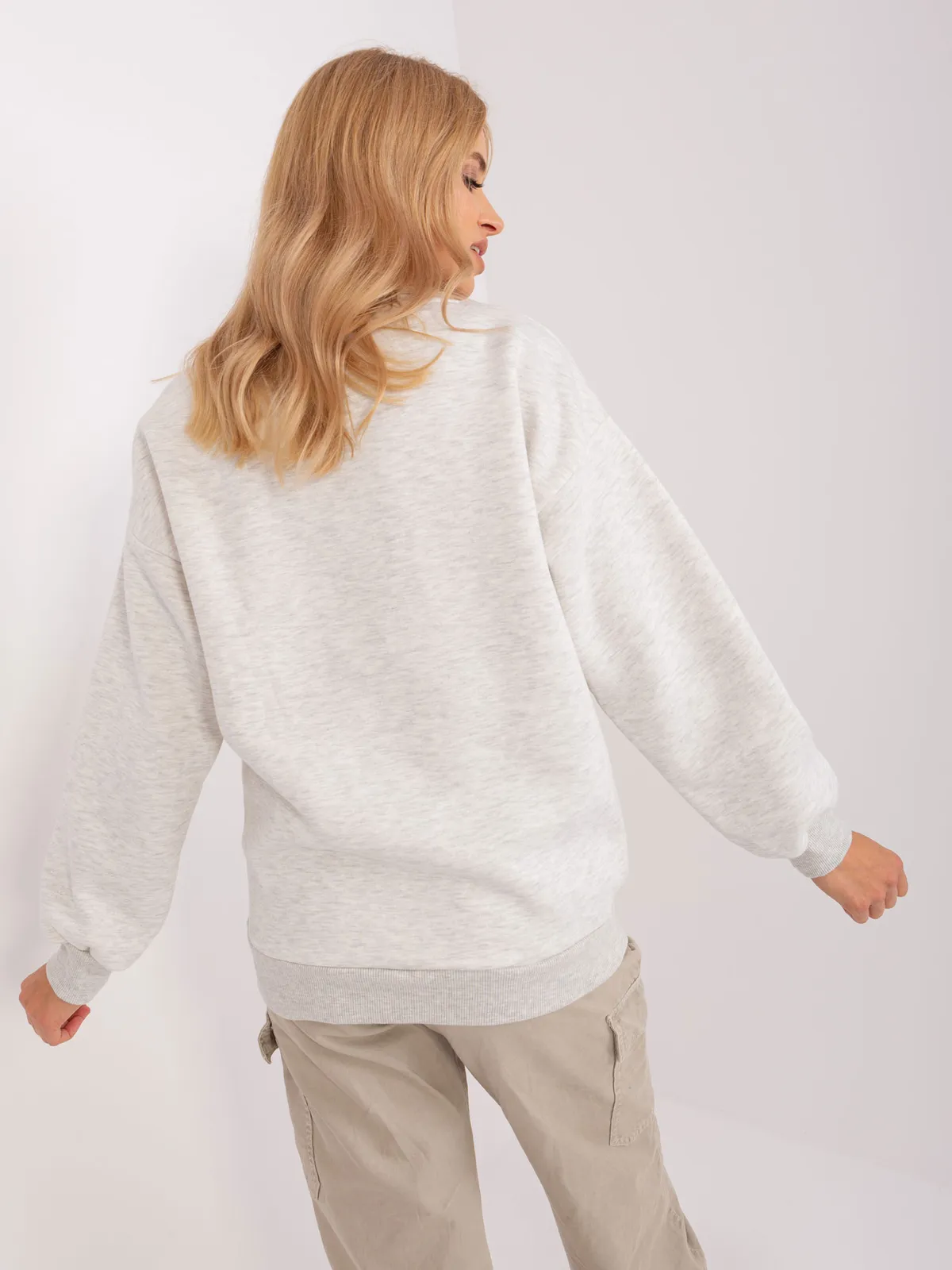 Beżowa bluza bez kaptura o kroju oversize - zdjęcie 5