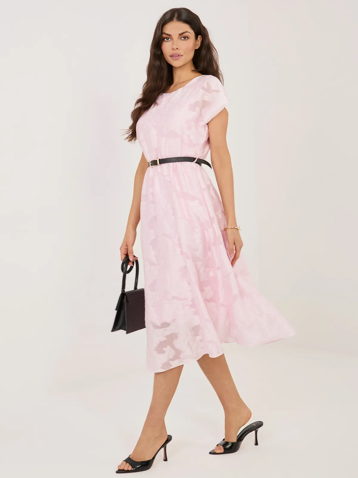 Zwiewna sukienka midi o subtelnym kroju - zdjęcie 1