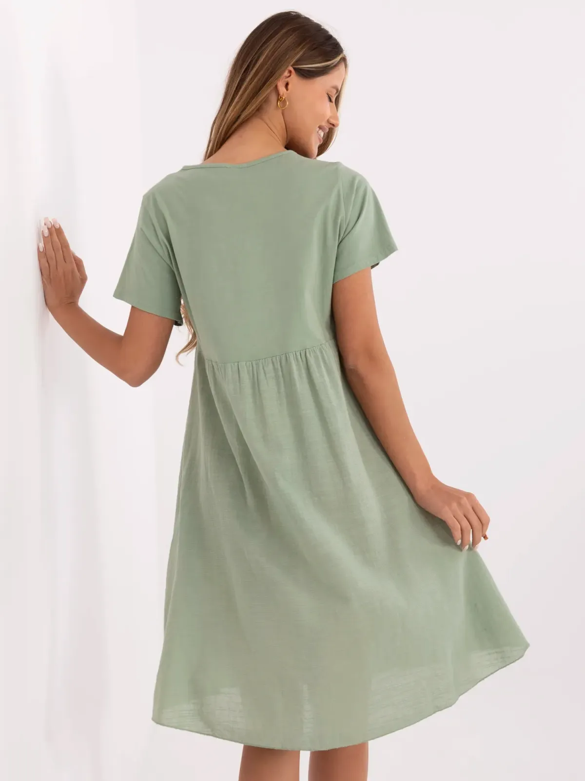 Casualowa sukienka z obniżonym stanem i guzikami - zdjęcie 1