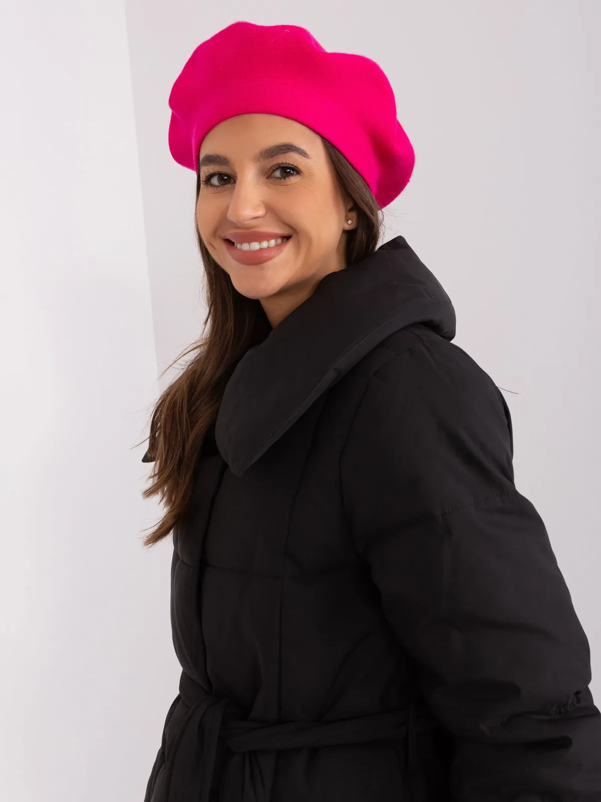 Ciemnoróżowy gładki beret z dzianiny - zdjęcie 4
