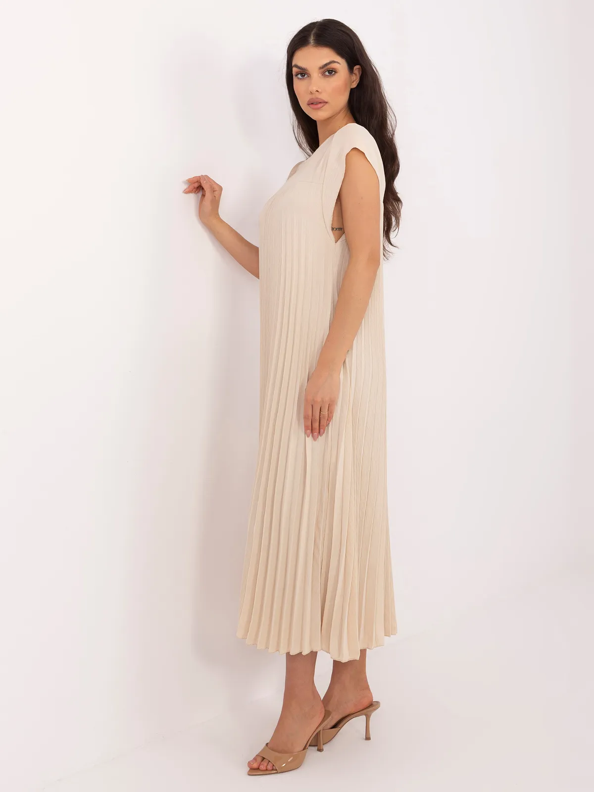 Plisowana sukienka midi o kroju oversize - zdjęcie 1