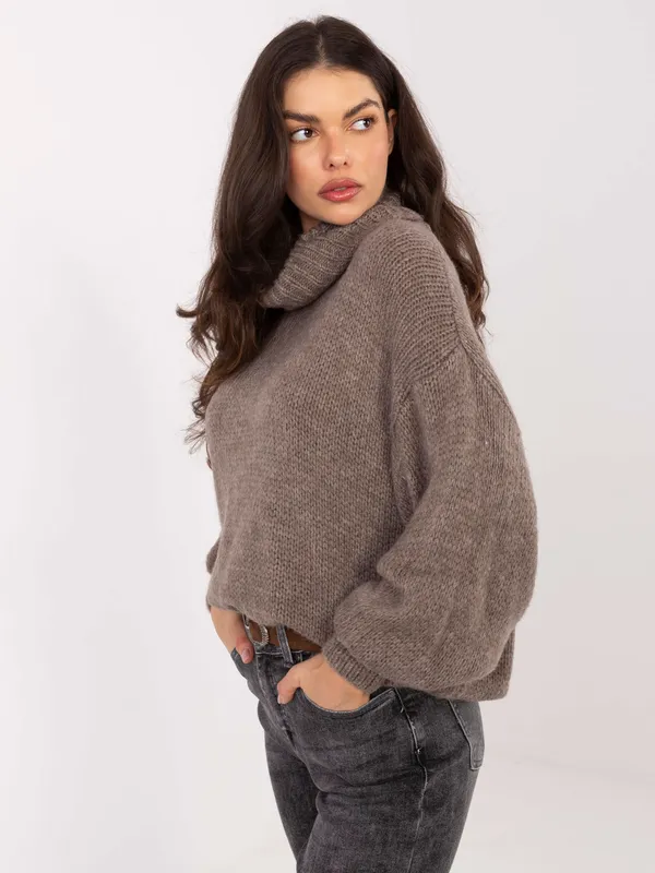 Oversize sweter z golfem o luźnym kroju