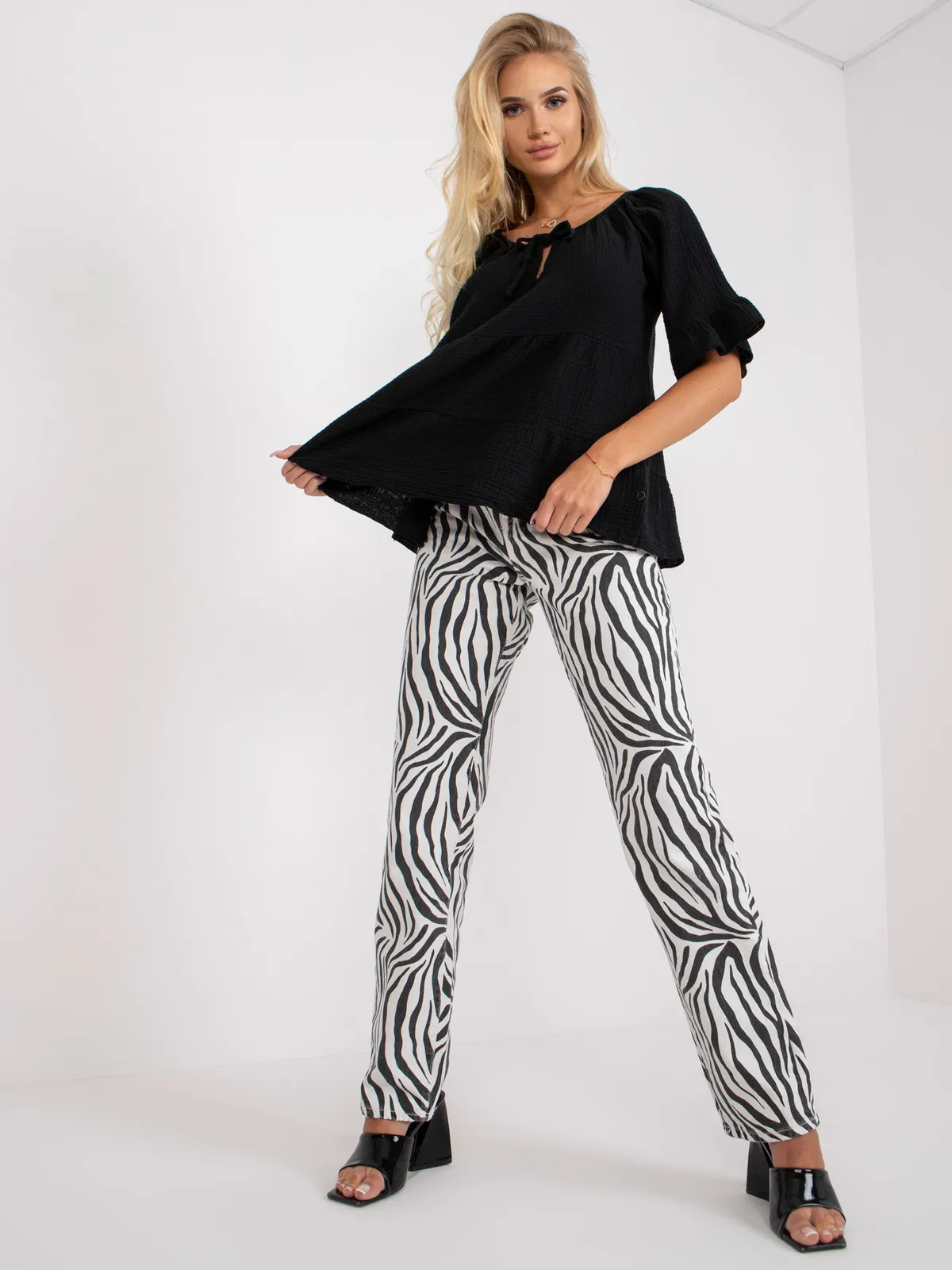 Luźna bluzka z falbankami i wiązaniem pod szyją - zdjęcie 1