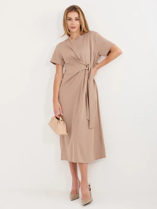 Elegancka sukienka midi z ozdobną klamrą w talii