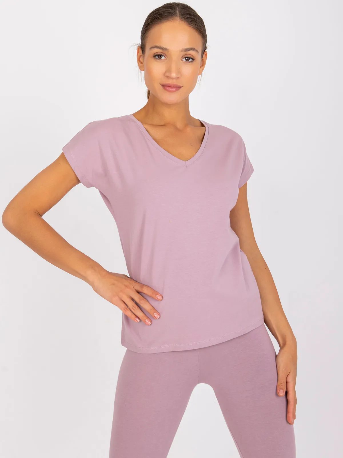 Casualowy T-shirt z dekoltem w serek - zdjęcie 4