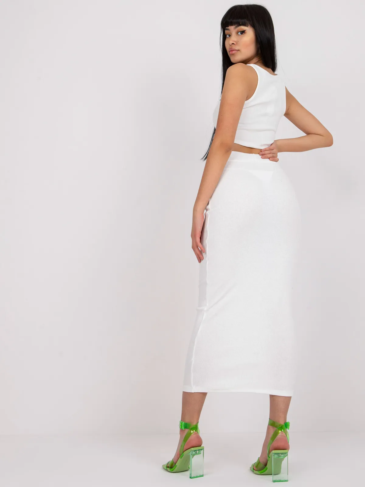 Minimalistyczny komplet z prążkowanym crop topem i spódnicą - zdjęcie 1