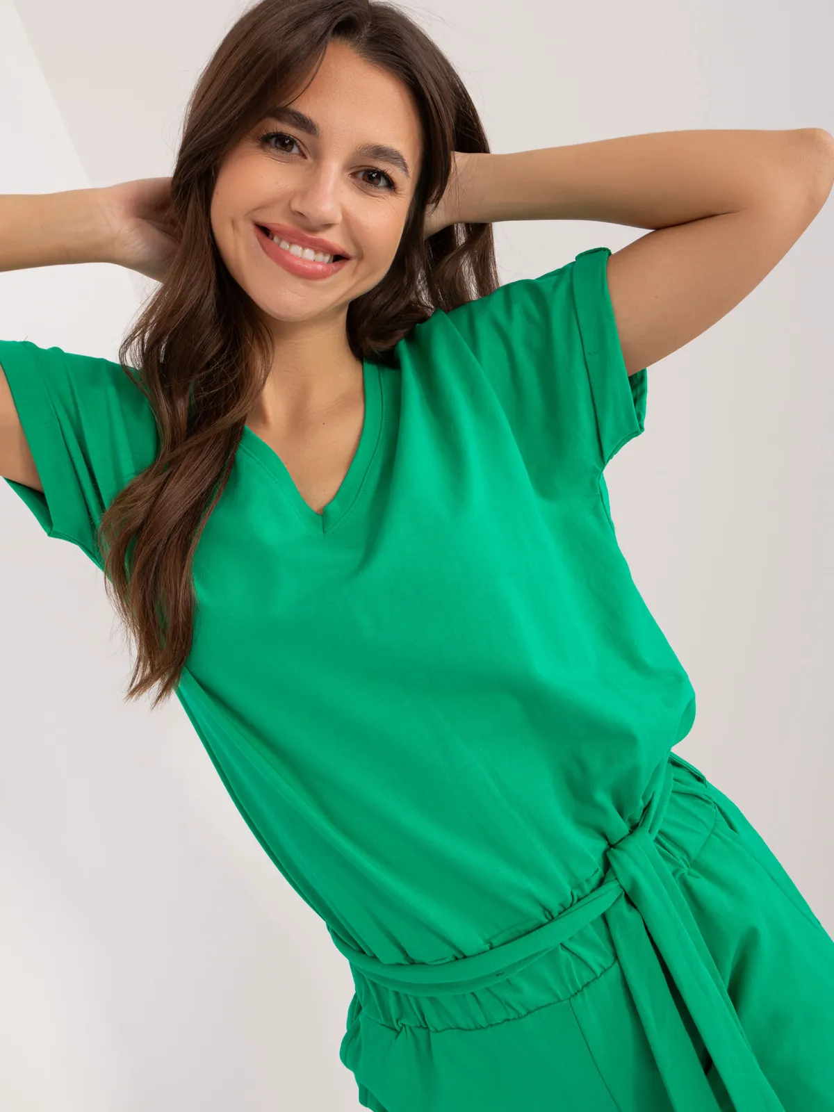 Krótki kombinezon casualowy z wiązanym paskiem - zdjęcie 1