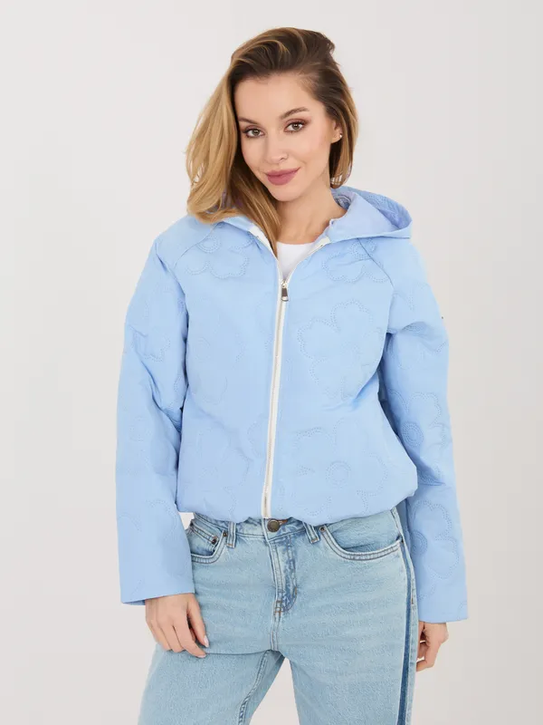 Krótka kurtka z kapturem w tłoczone kwiaty