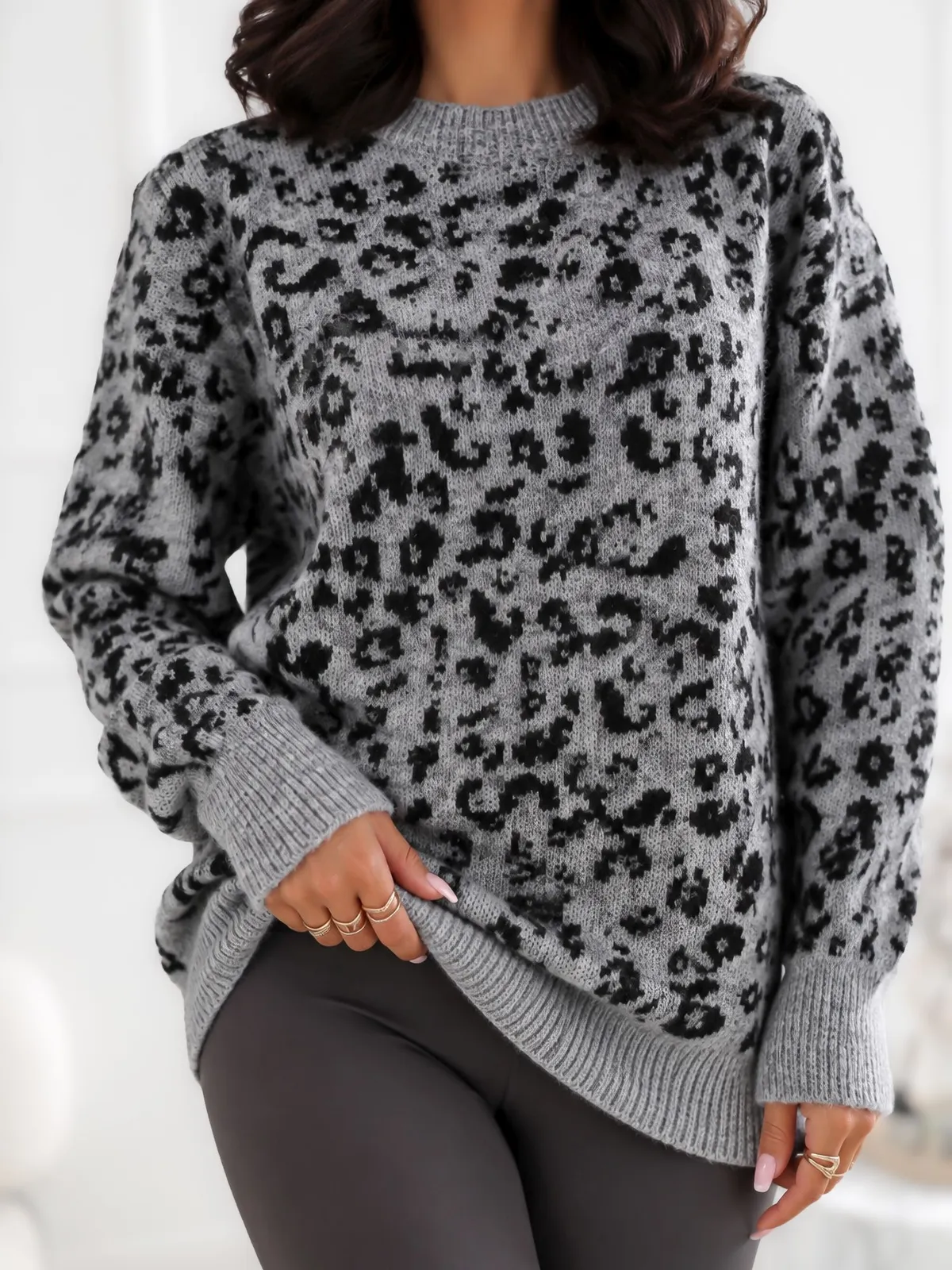 Sweter oversize w drapieżny wzór animal print - zdjęcie 4