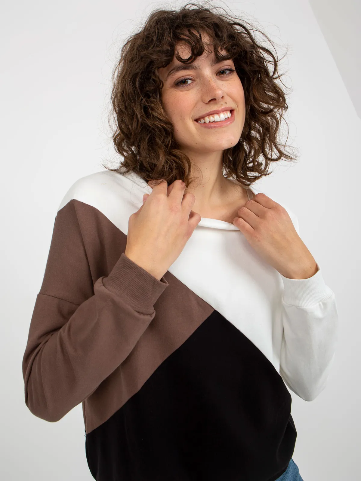 Biało-brązowa bawełniana bluza basic bez kaptura - zdjęcie 4