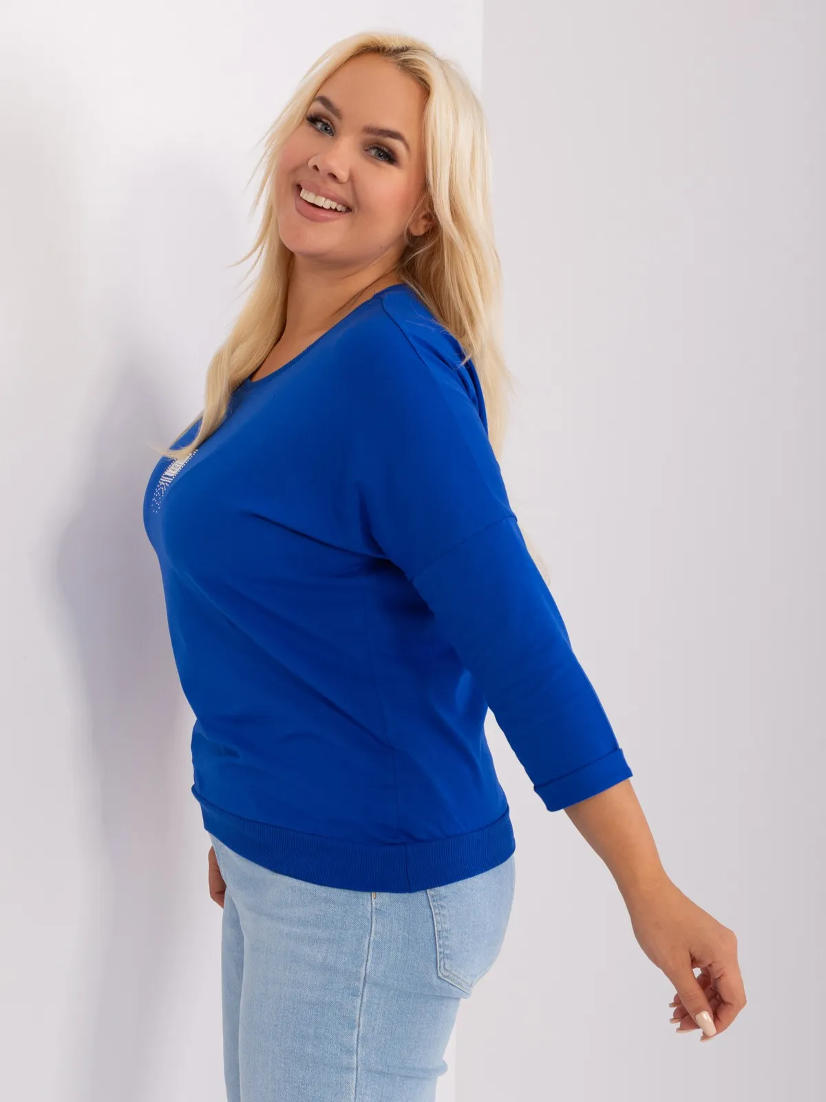 Kobaltowa damska bluzka plus size z rękawem 3/4 - zdjęcie 3